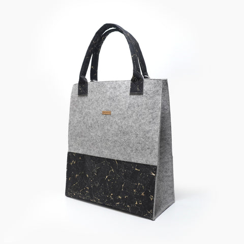 Shopper Bag aus Wollfilz und Kork in Hellgrau Gold freigestellt