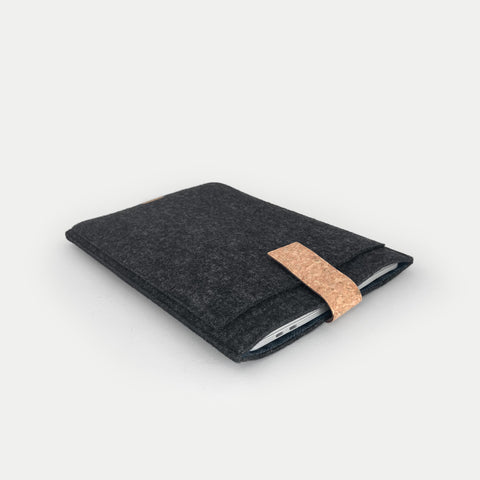 Kotelo MacBook Pro M2 Prolle | magnettilukolla ja ylimääräisellä taskulla | antrasiitti - raidat | Malli "HAKA"