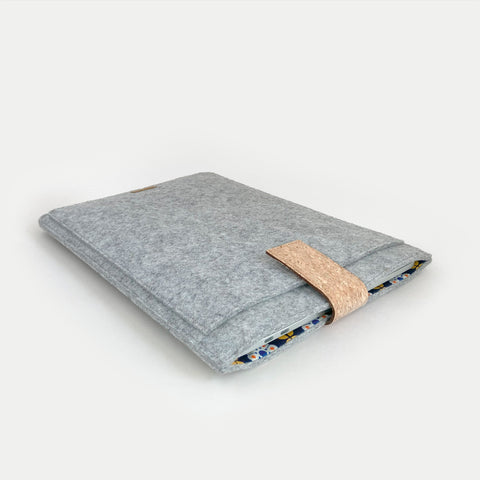 Kotelo MacBook Pro 16:lle | magnettilukolla ja ylimääräisellä taskulla  | vaaleanharmaa - Bloom | Malli "HAKA"