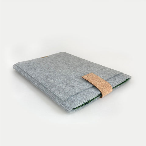 Kotelo MacBook Air 13:lle | magnettilukolla ja ylimääräisellä taskulla | vaaleanharmaa - raidat | Malli "HAKA"