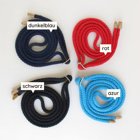 Kordelzüge in verschiedenen Farben: dunkelblau, rot, schwarz und azur mit Metallenden.