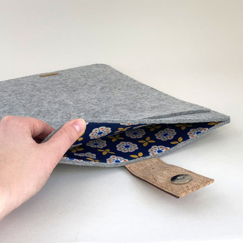 Kotelo MacBook Pro M3 Maxille | magnettilukolla ja ylimääräisellä taskulla | vaaleanharmaa - Bloom | Malli "HAKA"