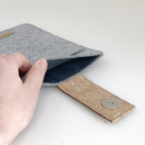 Kotelo PocketBook Colorille | magneettisuljenta ja ylimääräinen tasku | vaaleanharmaa - Tracks | malli "HAKA"