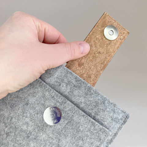 Kotelo PocketBook Era Color | magneettisuljenta ja ylimääräinen tasku | vaaleanharmaa - Tracks | malli "HAKA"