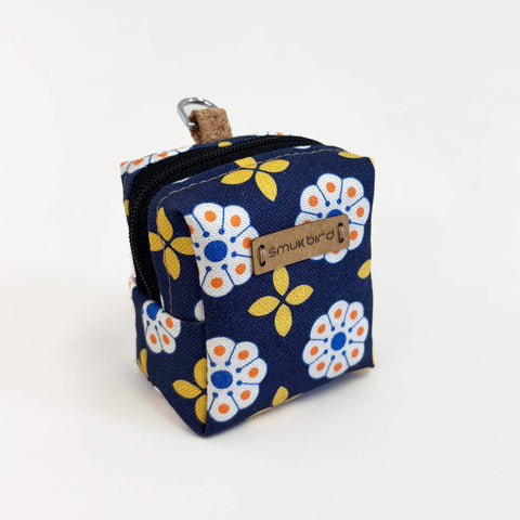 Mini-laukku kuulokkeille ja muille | valmistettu orgaanisesta puuvillasta | Design Bloom | Malli PocketCube