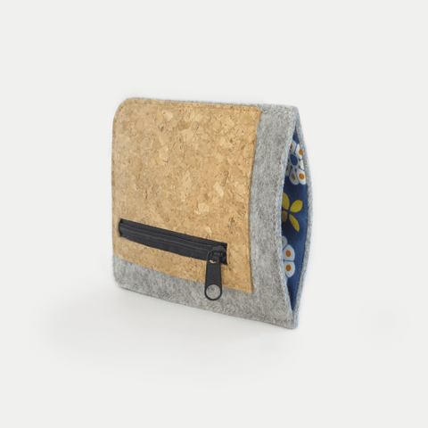 Hellgraue Handytasche aus Wollfilz und Kork für Motorola Razr 60 ultra mit praktischem Kartenfach und Reißverschluss.
