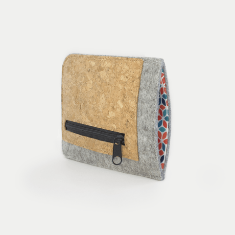 Handytasche für Motorola Edge 60 fusion in hellgrau, gefertigt aus Filz und Kork mit Reißverschluss.