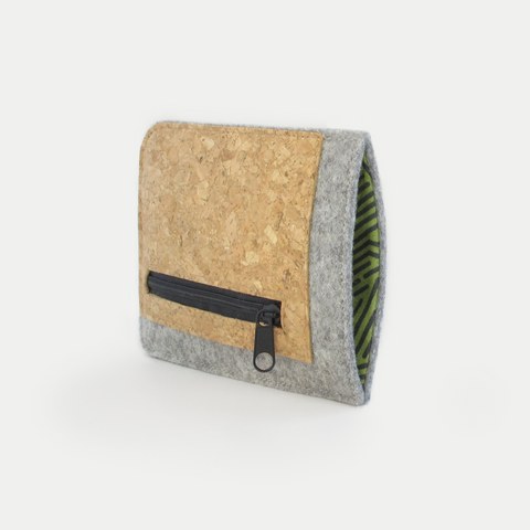 Handytasche mit Kartenfach für Motorola Moto G15 aus Filz und Kork, hellgrau mit ZIP-Verschluss, ideal für Alltag.