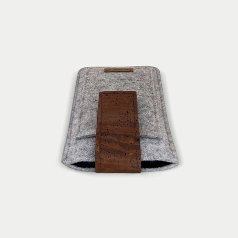 Elegante Gürteltasche aus Filz für Motorola Moto G15 mit magnetischem Verschluss in hellgrau.