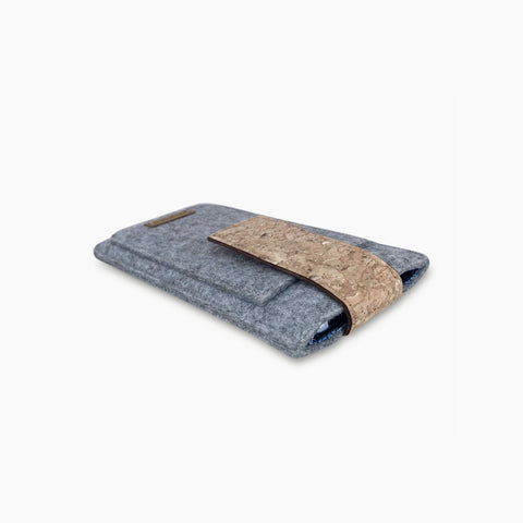 Handytasche für Google Pixel 10 Pro Fold in hellgrau mit Magnetverschluss und hochwertigem Korkdetail.