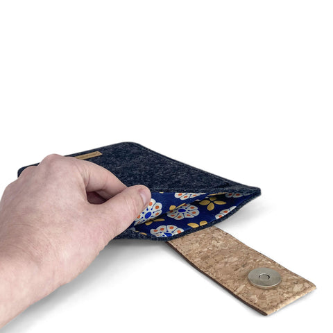 Kotelo PocketBook Basic Lux 3:lle | magneettisuljenta ja ylimääräinen tasku | antrasiitti - Bloom | malli "HAKA"