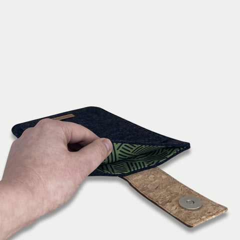 Kotelo PocketBook Verse Lite -laitteelle | magneettisuljenta ja ylimääräinen tasku | antrasiitti - raidat | malli "HAKA"