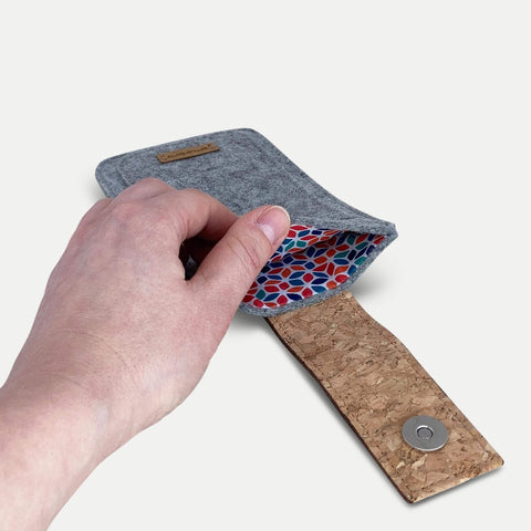 Handytasche für Motorola Moto G86 in hellgrau mit buntem Innenfutter und Magnetverschluss