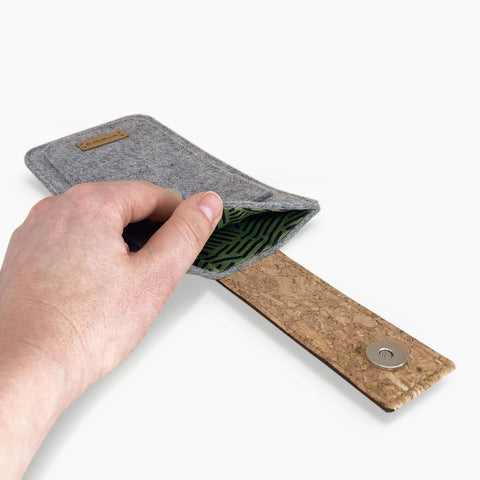 Puhelinkotelo Samsung Galaxy Z Fold4:lle | magneettisulkimella ja erillisellä taskulla | vaaleanharmaa - Raidat | Malli HAKA