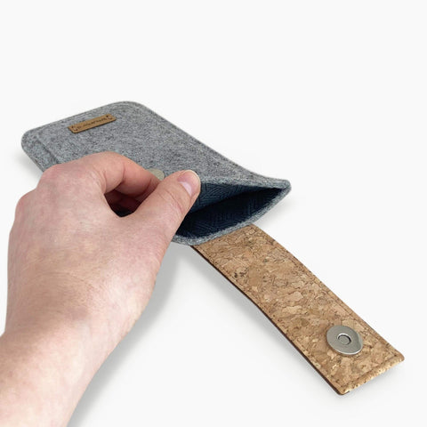Handytasche für Google Pixel 10 Pro XL in hellgrau mit Magnetverschluss und Korkgriff, nachhaltig gefertigt.
