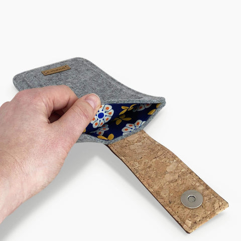 Handytasche für Motorola Moto G55 in hellgrau mit floralem Innenfutter und Magnetverschluss.