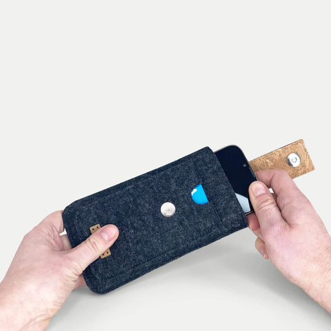 Puhelinkotelo Fairphone 4:lle | magneettisulkimella ja erillisellä taskulla | antrasiitti - Raidat | malli HAKA