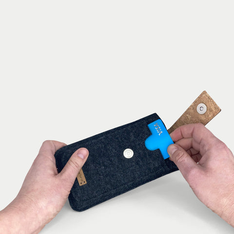 Puhelinkotelo Fairphone 5:lle | magneettisulkimella ja erillisellä taskulla | antrasiitti - Raidat | malli HAKA