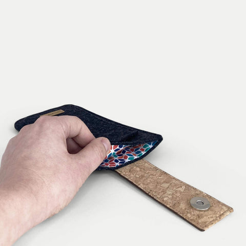 Handytasche für Motorola Edge 50 neo in anthrazit mit Magnetverschluss und buntem Innenfutter.