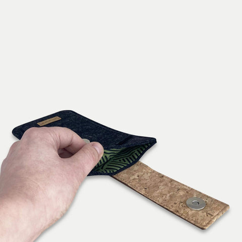 Puhelinkotelo Xiaomi POCO F7 Ultra -mallille | magneettisulkimella ja erillisellä taskulla | antrasiitti - raidat | malli HAKA