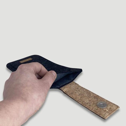 Puhelinkotelo Samsung Galaxy Z Fold7:lle | magneettisulkimella ja lisätaskulla | antrasiitti - Tracks | Malli HAKA