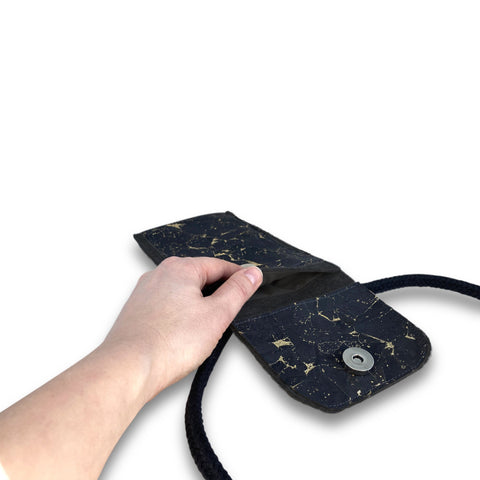 Olkalaukku iPhone 14 Plusille | huovasta ja luomupuuvillasta | antrasiitti - musta | malli KEDJA deluxe