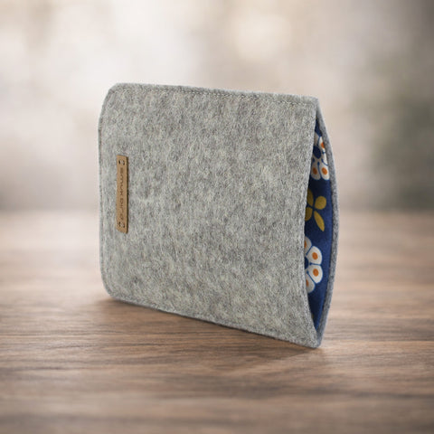 Mittatilaustyönä valmistettu puhelinkuori | valmistettu huovasta ja luomupuuvillasta | vaaleanharmaa - Bloom | Malli "LET"