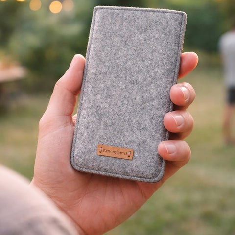 Mittatilaustyönä valmistettu puhelinkuori | valmistettu huovasta ja luomupuuvillasta | vaaleanharmaa - Bloom | Malli "LET"