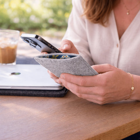 Mittatilaustyönä valmistettu puhelinkuori | valmistettu huovasta ja luomupuuvillasta | vaaleanharmaa - Bloom | Malli "LET"