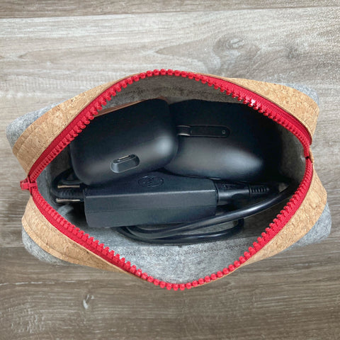 Tarvikepussi kaapeleille ym. | valmistettu huovasta ja korkista | antrasiitti-sininen