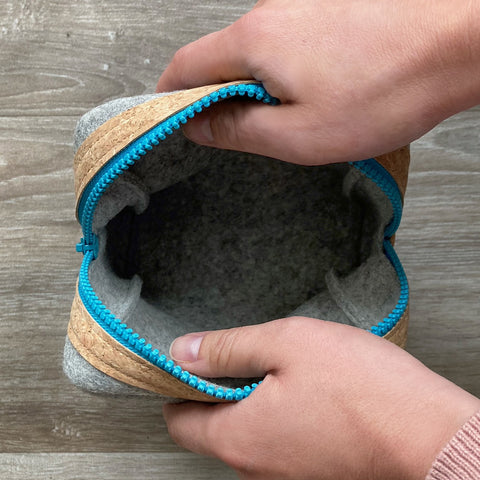 Tarvikepussi kaapeleille ym. | valmistettu huovasta ja korkista | antrasiitti-sininen