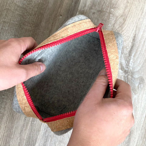 Tarvikepussi kaapeleille ym. | valmistettu huovasta ja korkista | antrasiitti-sininen