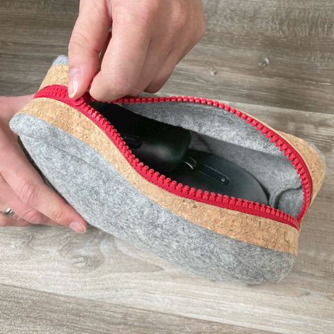 Tarvikepussi kaapeleille ym. | valmistettu huovasta ja korkista | antrasiitti-sininen