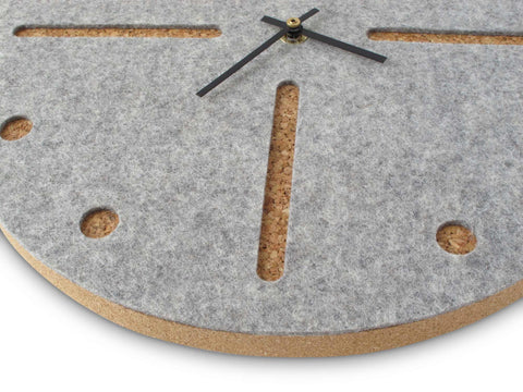Seinäkello huovasta ja korkista 30 cm | vaaleanharmaa - musta | Suunnittelu: Odense