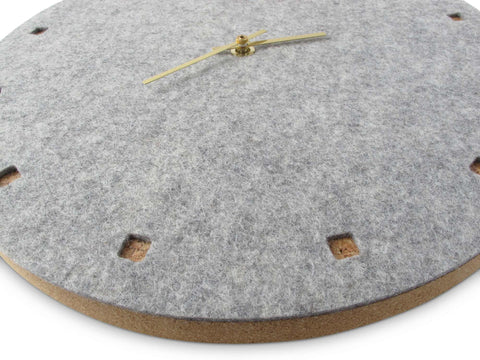 Seinäkello huovasta ja korkista 30 cm | vaaleanharmaa - kulta | Suunnittelu: Esbjerg