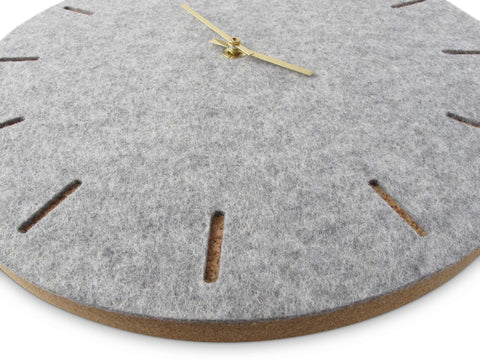 Seinäkello huovasta ja korkista 30 cm | vaaleanharmaa - kulta | Suunnittelu: Kööpenhamina