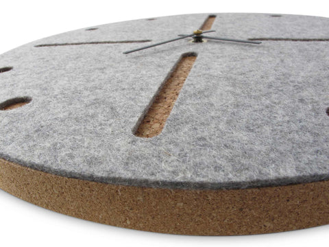 Seinäkello huovasta ja korkista 30 cm | vaaleanharmaa - musta | Suunnittelu: Odense