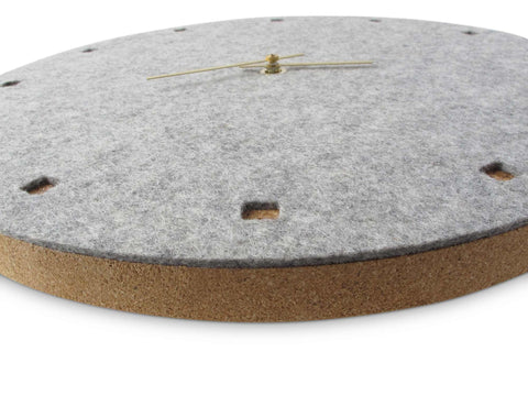 Seinäkello huovasta ja korkista 30 cm | vaaleanharmaa - kulta | Suunnittelu: Esbjerg