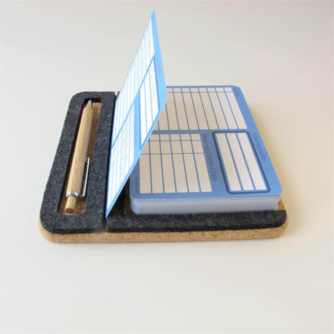 "ToDo" setelipidike sisältää 50 korttia ja puisen kuulakärkikynän | valmistettu huovasta ja korkista | antrasiitti