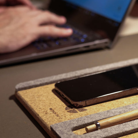 Järjestäjä matkapuhelimelle, muistilehtiölle ja kynille | valmistettu huovasta ja korkista | antrasiitti