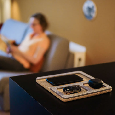 Järjestäjä matkapuhelimille, avaimille, koruille jne. | valmistettu huovasta ja korkista | vaalean harmaa