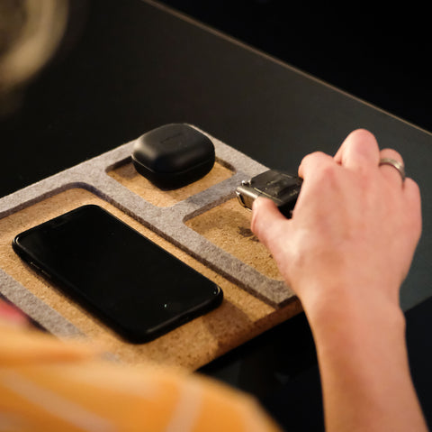 Järjestäjä matkapuhelimille, avaimille, koruille jne. | valmistettu huovasta ja korkista | antrasiitti