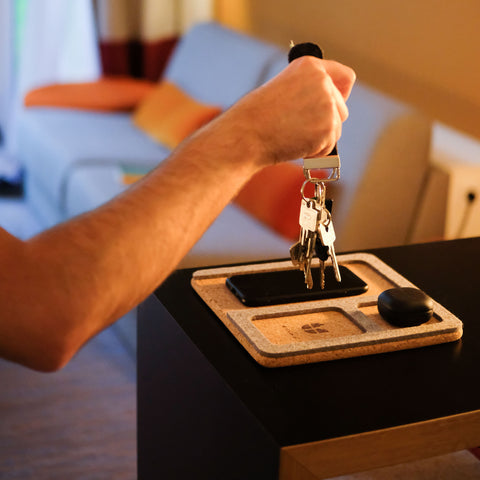 Järjestäjä matkapuhelimille, avaimille, koruille jne. | valmistettu huovasta ja korkista | vaalean harmaa