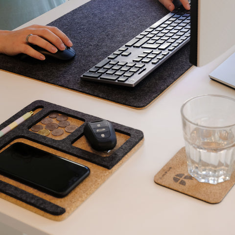 Järjestäjä matkapuhelimille, muistilehtiöille, kynille, avaimille jne. | valmistettu huovasta ja korkista | antrasiitti