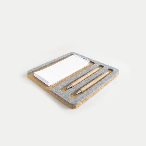 Järjestäjä matkapuhelimelle, muistilehtiölle ja kynille | valmistettu huovasta ja korkista | vaalean harmaa