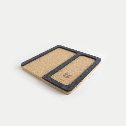 Järjestäjä matkapuhelimille, laseille, muistilehtiöille, kelloille jne. | valmistettu huovasta ja korkista | antrasiitti