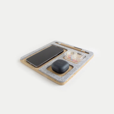 Järjestäjä matkapuhelimille, muistilehtiöille, kynille, avaimille jne. | valmistettu huovasta ja korkista | vaalean harmaa