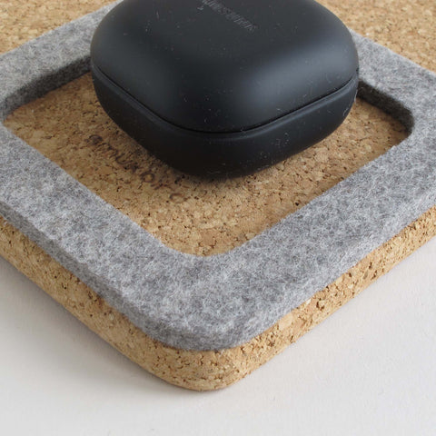 Järjestäjä matkapuhelimille, muistilehtiöille, kynille, avaimille jne. | valmistettu huovasta ja korkista | vaalean harmaa