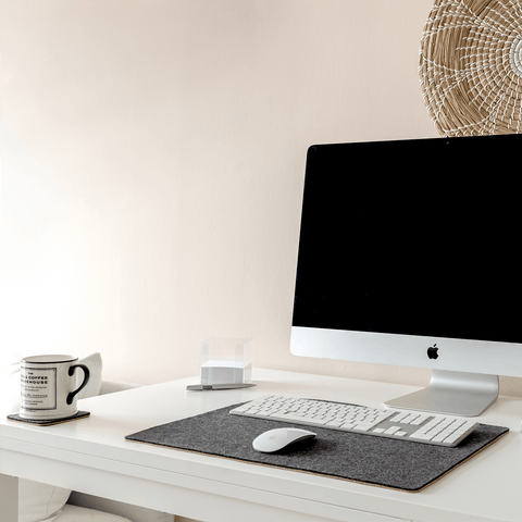 Huovasta ja korkista valmistettu pöytätyyny | 38x50cm | antrasiitti