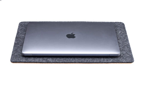 Huovasta ja korkista valmistettu tyyny MacBookeille | 26x38 cm | antrasiitti